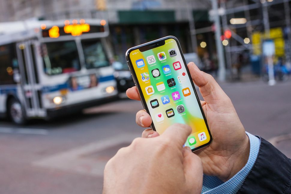 مسئول في أبل: هاتف iPhone X كان مخططًا طرحه في 2018
