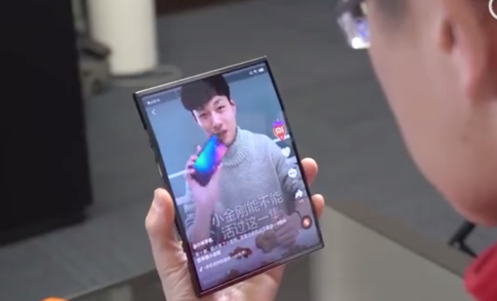 مؤسس Xiaomi يستعرض هاتف الشركة القابل للطي